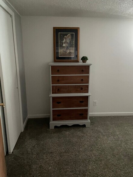 Building Photo - 4 S Gay Dr