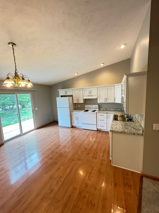 Building Photo - **$300 Off Move In Special** Spacious 3 Bedroom Townhome with Vaulted Ceilings, Fireplace & Attac...