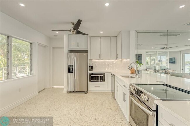 Building Photo - 2717 Yacht Club Blvd