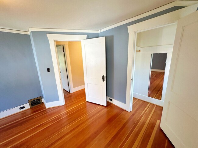 Building Photo - Stunning 3 Bedroom with Fully Fenced Yard ...