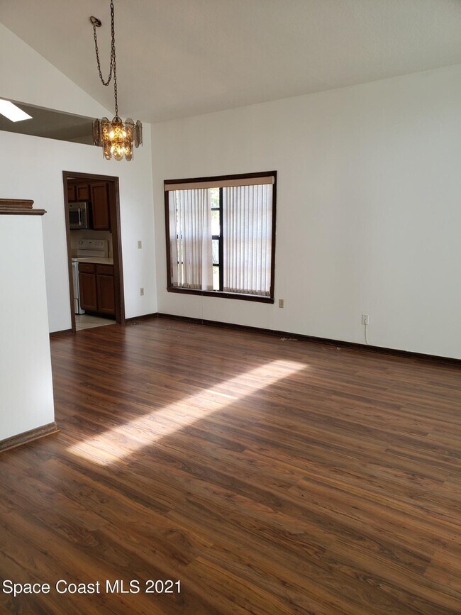 Building Photo - 2575 Palm Lake Dr