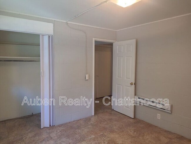 Building Photo - 713 Lupton Dr