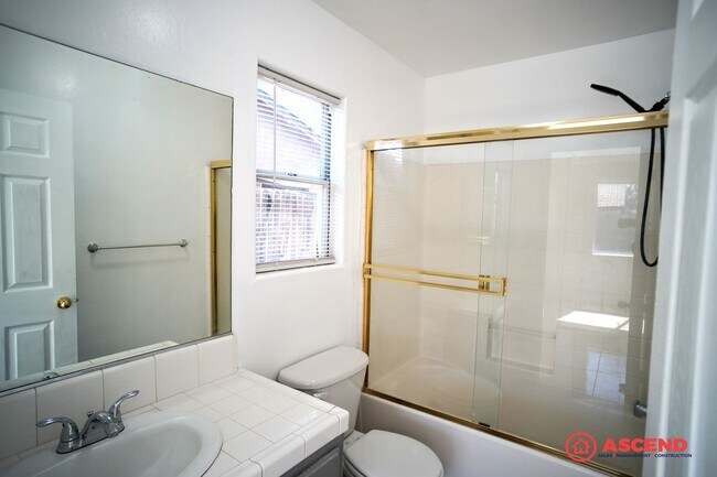 Building Photo - Darling Home in SW!