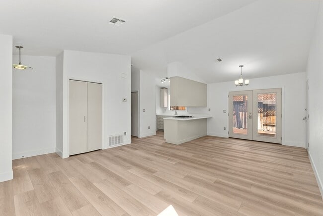 Building Photo - 145 Summerset Dr