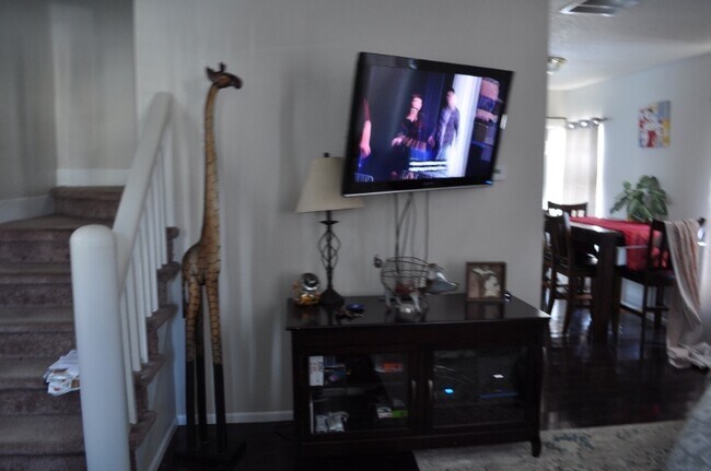 Building Photo - 204 Cherry St