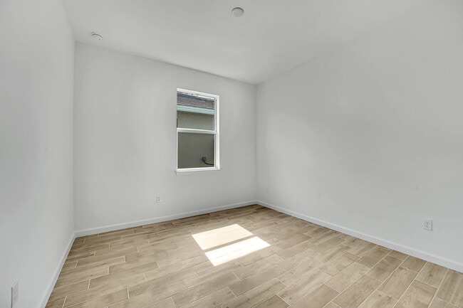 Building Photo - 4572 Nautilus Cir