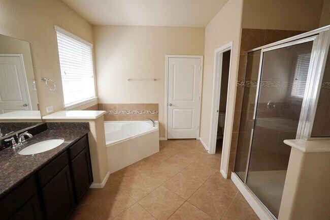 Building Photo - 1067 Cedar Lake Ct