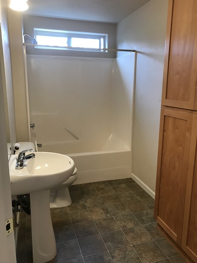 Building Photo - Three bedroom, Two bath home in Ashland.  | Available Now