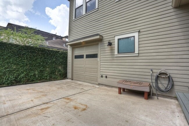 Building Photo - 2205 Brun St