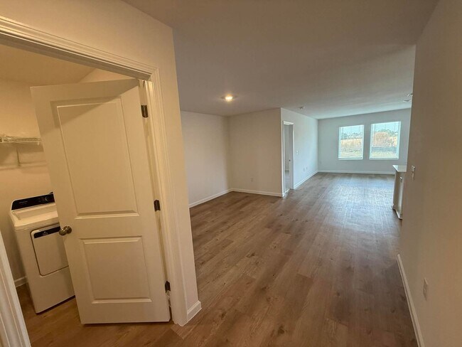Building Photo - MOVE-IN SPECIAL - LIMITED OFFER!! Four Bedroom/Two Bath - Summerdale