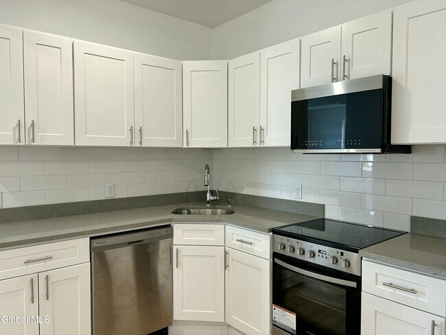 Building Photo - 155 River St