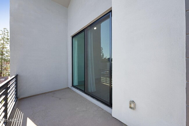 Building Photo - 225 N Pleasant Dr