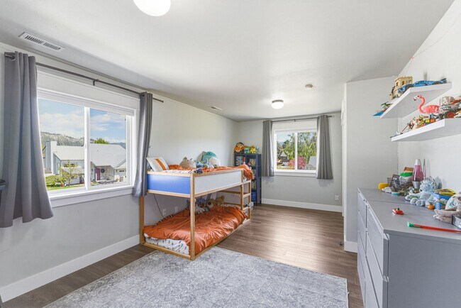 Building Photo - Bright & Spacious 4-Bedroom Haven Just Minutes from Leavenworth Village