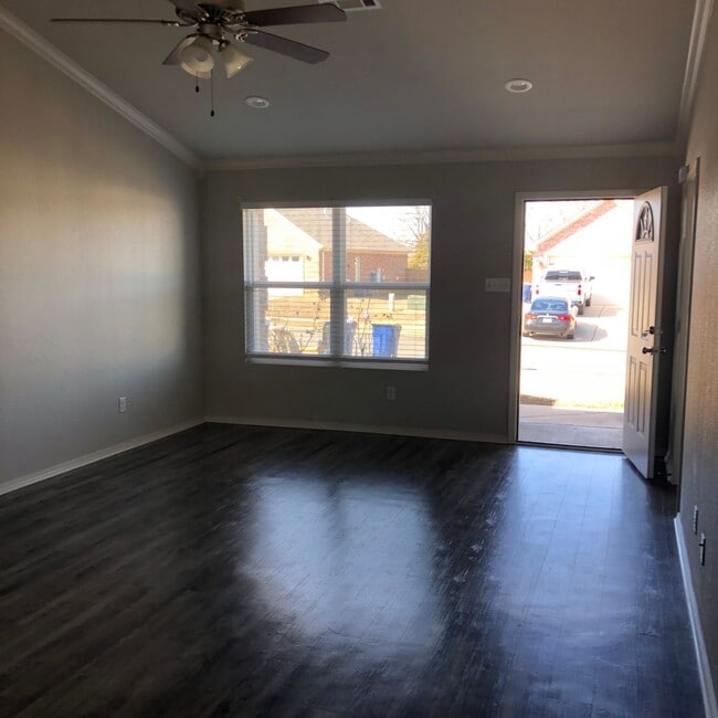 Building Photo - 957 Augusta St