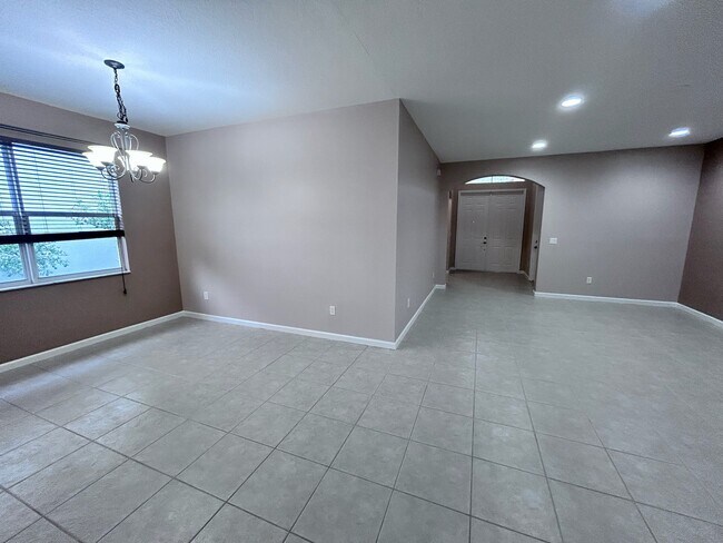 Building Photo - 2820 SW Butterfly Ln