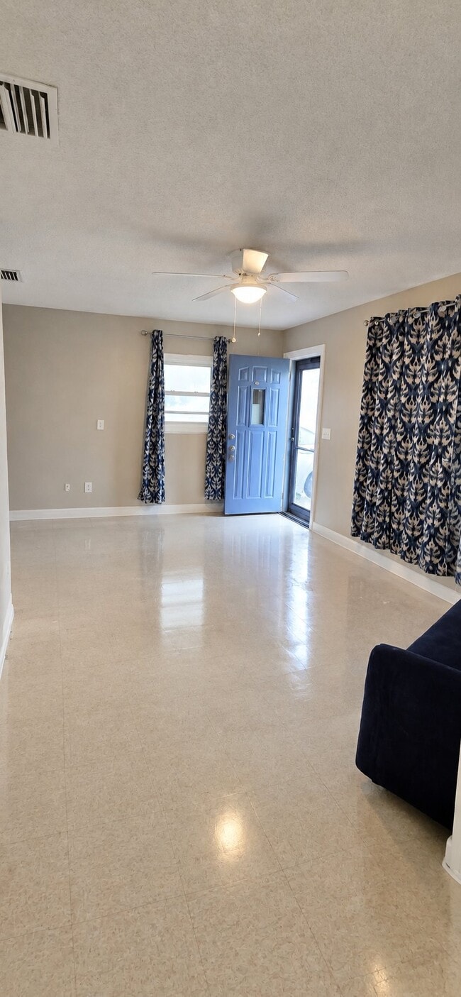 Building Photo - 1602 E Annona Ave