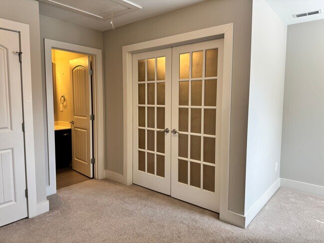 Building Photo - Beautiful End Unit Franklin Townhome
