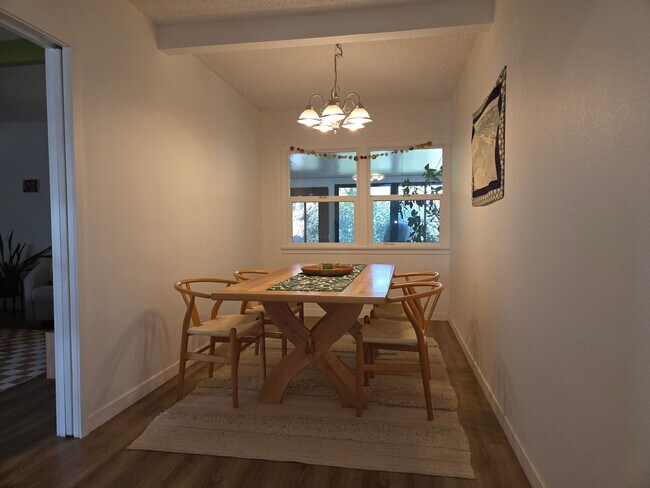 Building Photo - Mid-town Ventura 3 Bedroom 2 bath single level home