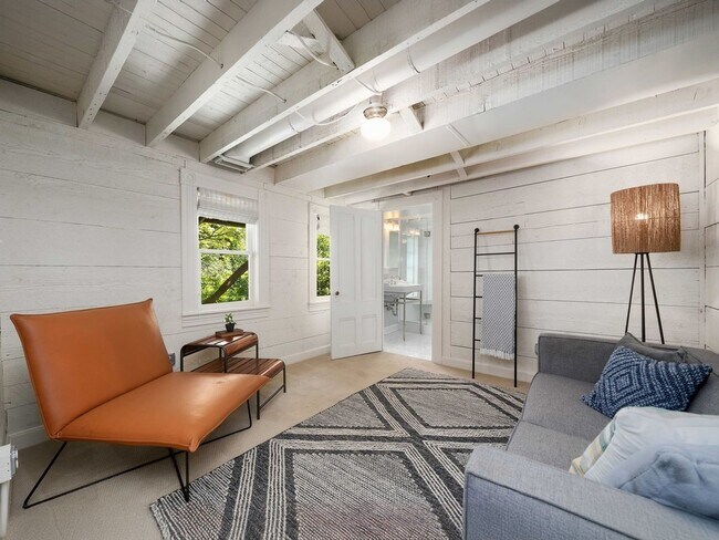 Building Photo - Gorgeous Victorian Home Ready to Rent! Hug...