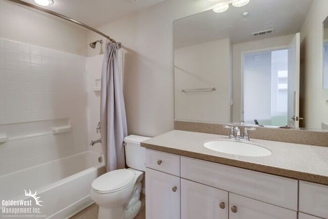 Building Photo - Bright & Spacious 2Bdm 2Ba Townhome in Eas...