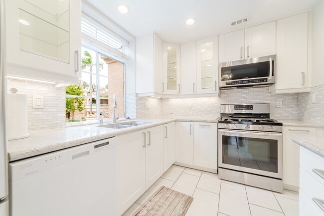 Building Photo - 3547 Cameo Dr
