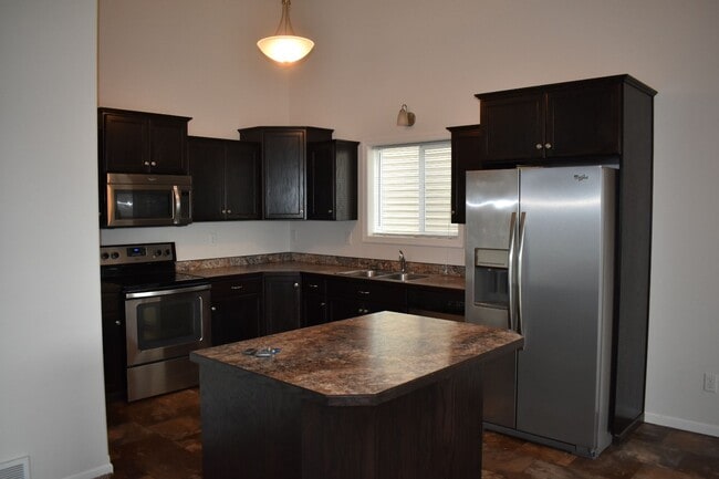 Building Photo - 3 bed 3 bath