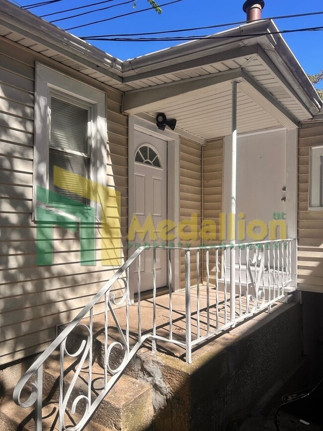 Building Photo - Updated 1-Bedroom Coach House with In-Unit Laundry
