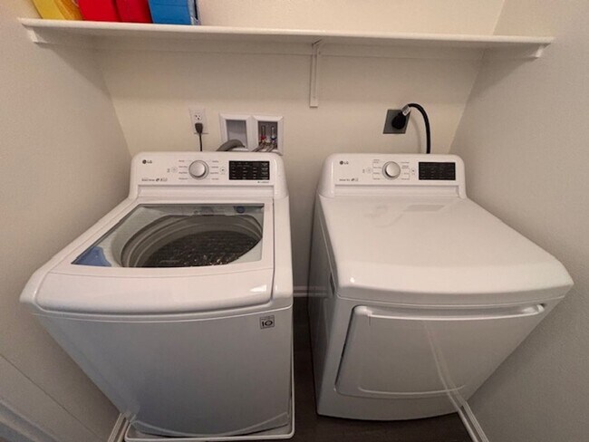 Building Photo - Welcome home to this beautiful Murrieta Town Home!