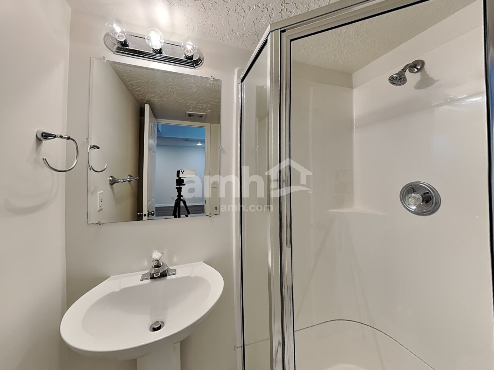 Building Photo - 817 Country Club Dr