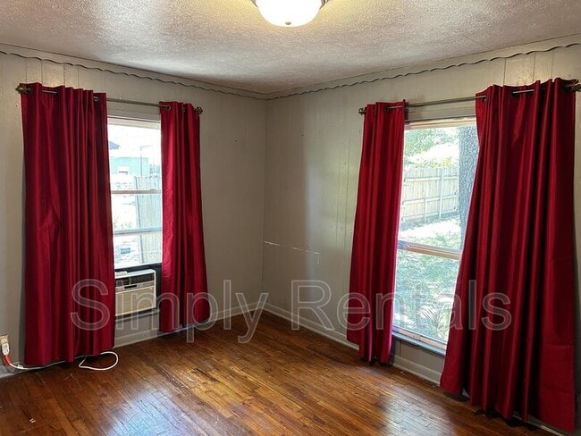 Building Photo - Kingston Rd 906