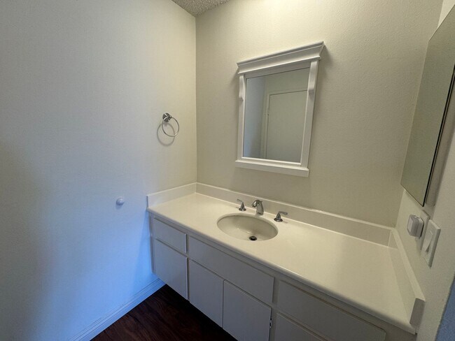Building Photo - 1Bd/1Ba Condo in Gated Huntington Beach Co...