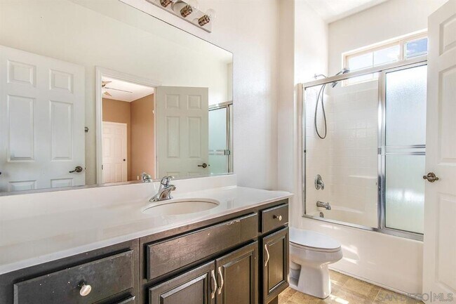 Building Photo - Private end unit townhome!! AVAILABLE JANUARY 25, 2025