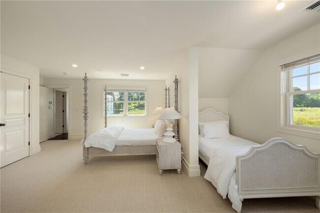 Building Photo - 303 Howland Ave