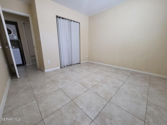 Building Photo - 7365 N Loop Dr