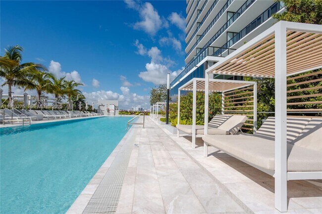 Building Photo - 580 72nd St