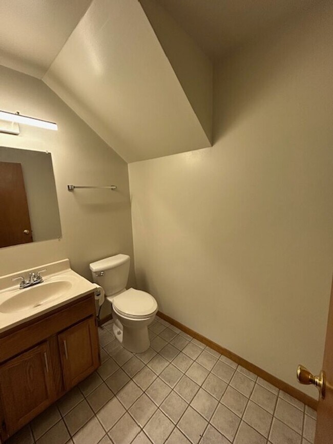 Building Photo - 2 bedroom 1.5 bath TOWNHOUSE with double private balconies and private view of the woods!