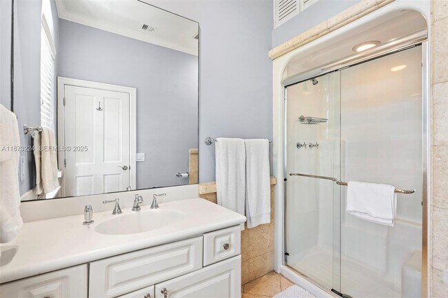 Building Photo - 814 W Dilido Dr