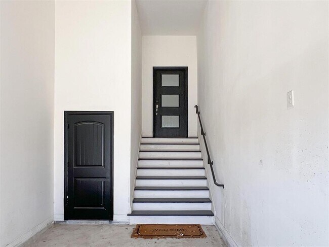 Building Photo - 3407 Sakowitz St