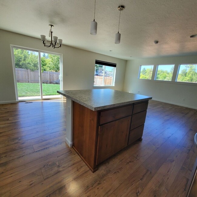 Building Photo - Dog Friendly 3bed : 2.5 bath home w/ Garage