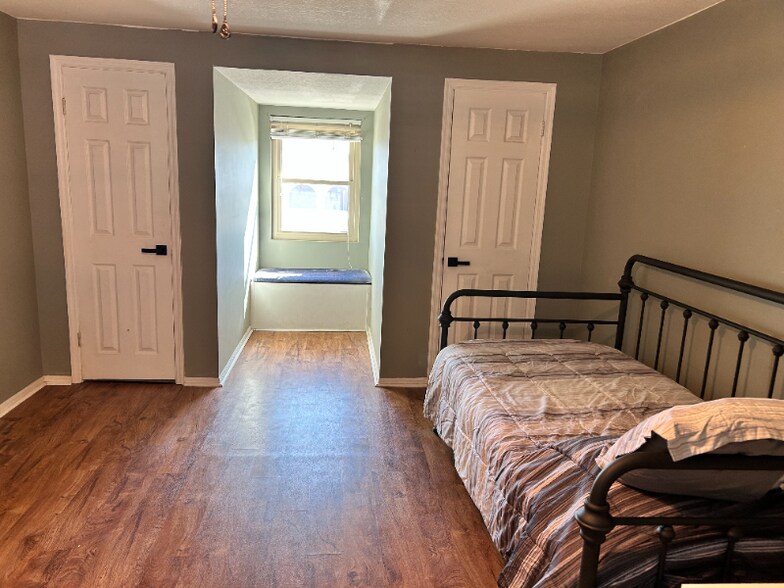 Primary Photo - 2012 E Tonopah Dr