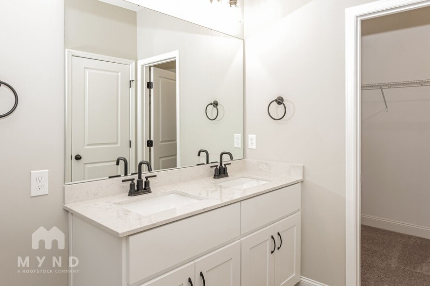 Building Photo - 235 Irish Hl Dr