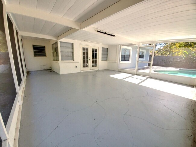 Building Photo - Stunning Pool Home in Sapphire Shores – West of the Trail Near the Ringling Museum