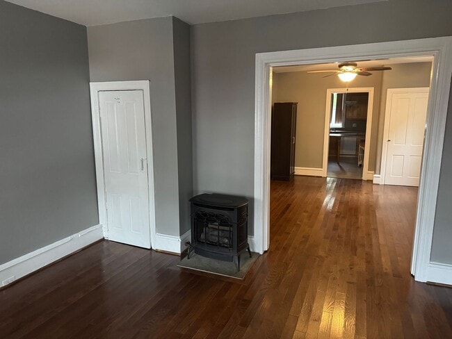 Building Photo - West Conshohocken 4 Bedroom 2 brick bath T...