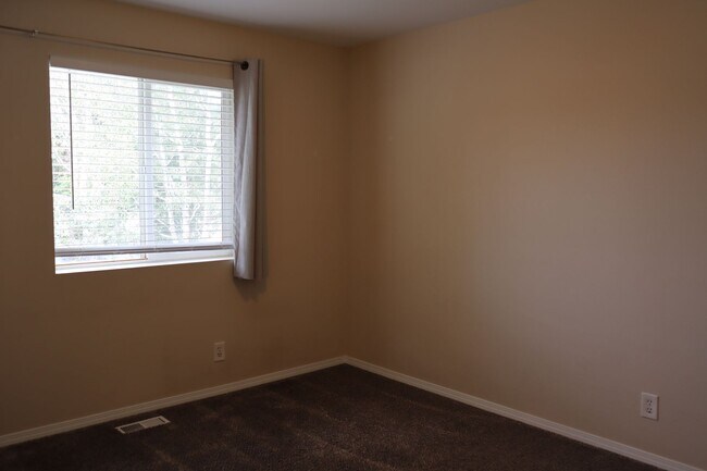 Building Photo - Home in CDA Place