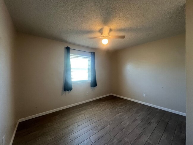 Building Photo - 2 Bed/1 Bath and much more! Move in Specials!
