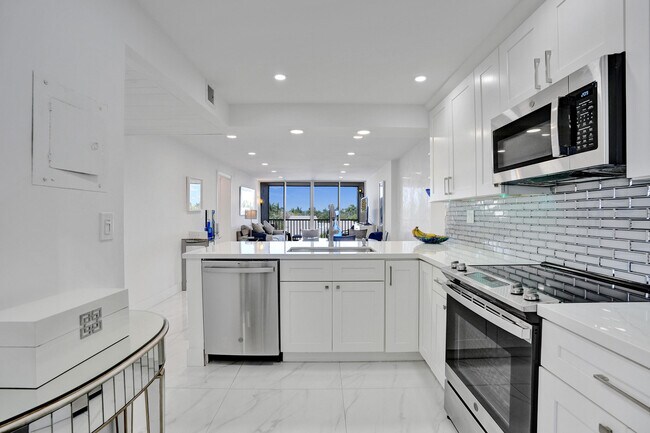 Building Photo - 6 Royal Palm Way
