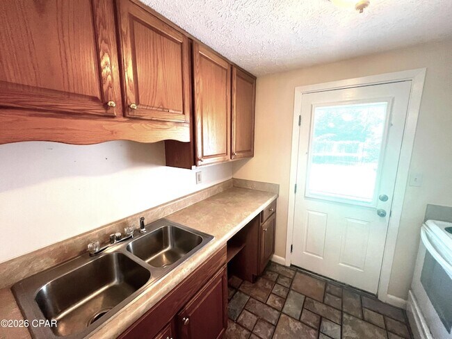 Building Photo - 3039 Headland Ave