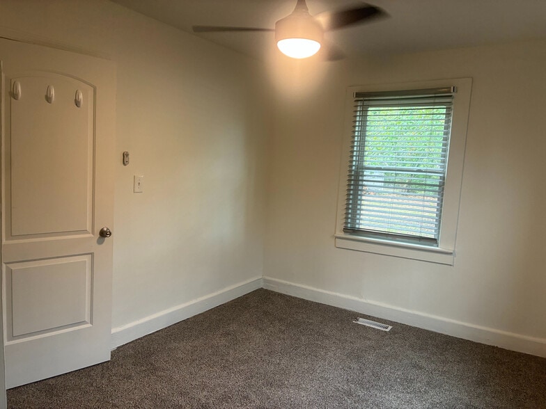 Building Photo - Room in House on Carlton Ave