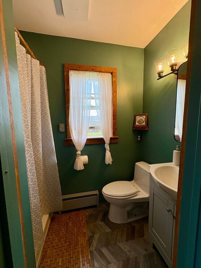 Building Photo - Large 4 bedroom house near Waynesboro Hospital