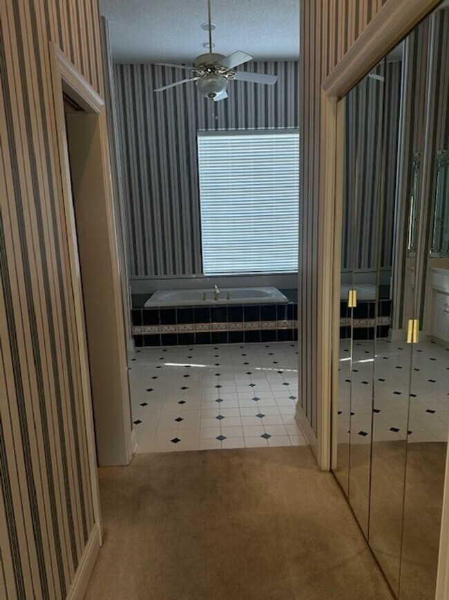 Building Photo - Fabulous Home in Gulf Breeze